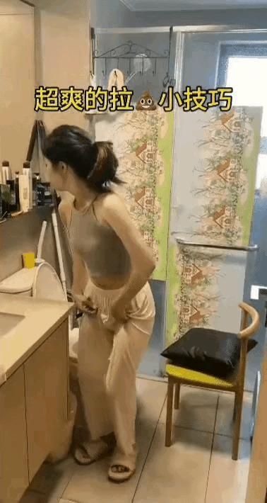 网上分享超爽如厕小技巧，椅子垫脑袋，屁股坐马桶，双腿腾空，整套姿势难度堪比练瑜伽