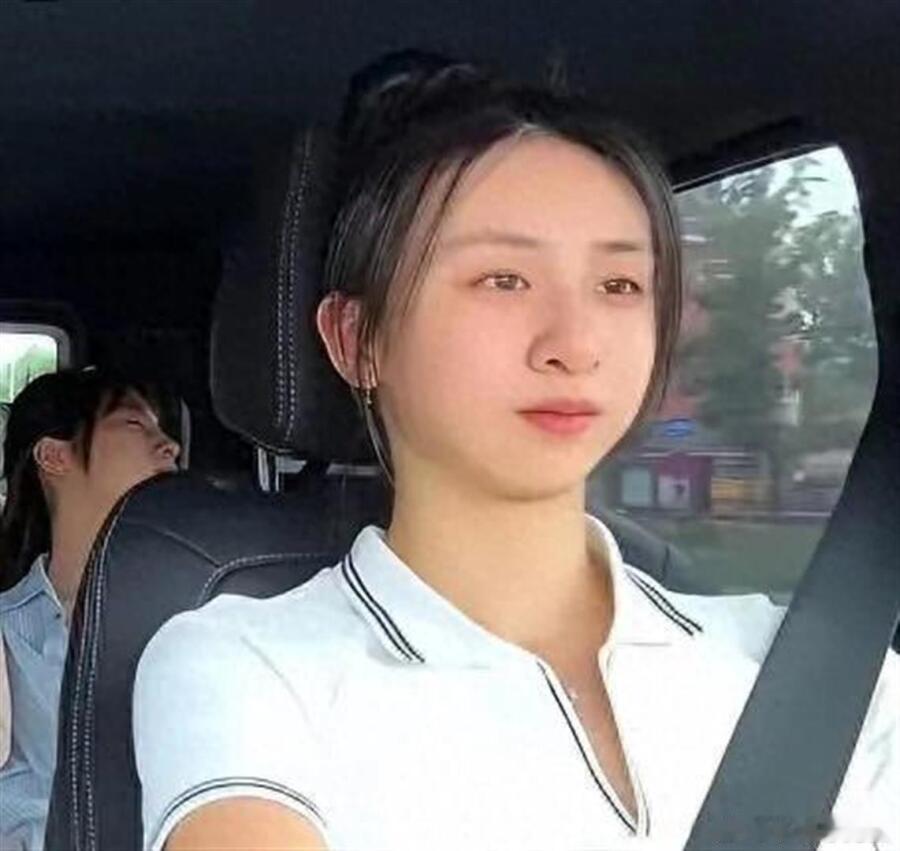 田亮女儿森碟拿到驾照啦 18岁开车带父母看电影 父女俩共用一张脸！ 