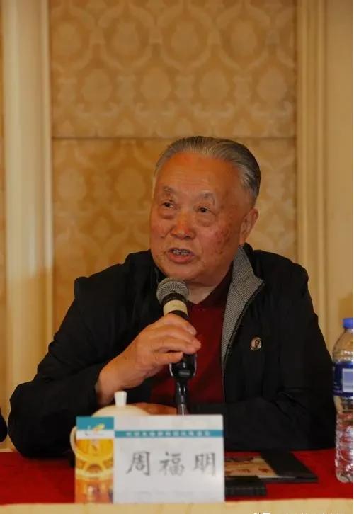 1976年9月8日，毛主席病危，他吃力地握笔写下三道横杠，又敲了三下木床，陪护人