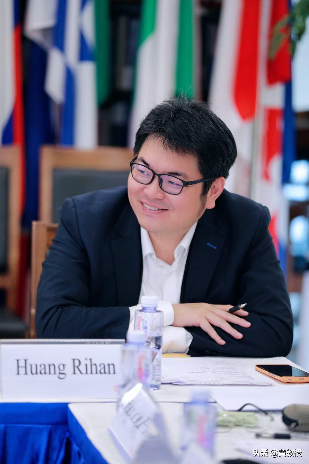 摸着你的良心说
这个长相
算不算歪瓜裂枣？[呲牙]
吾与城北徐公孰美@老徐说道 