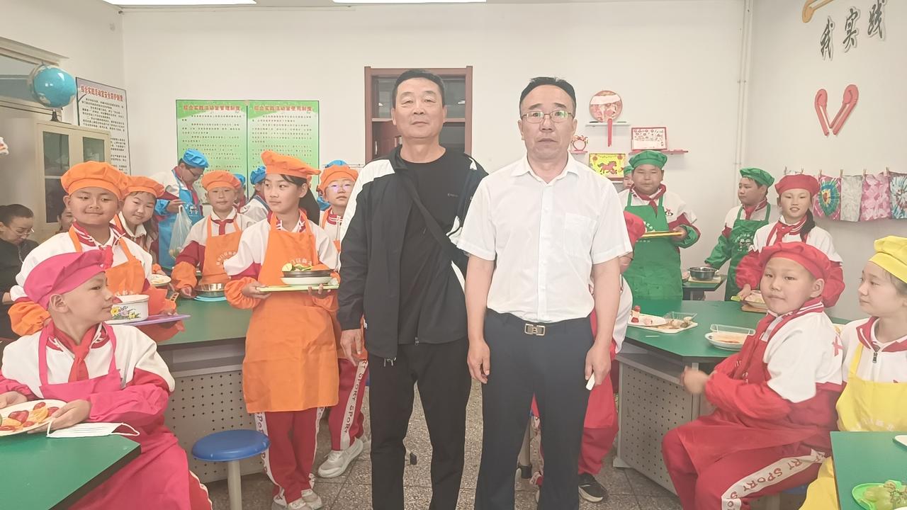 调研随笔｜一堂温暖动人的劳动课
 
近日赴清河门新北小学调研，随堂听了一节劳动实