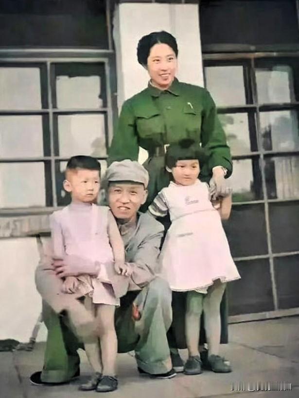 1948年的西柏坡，新婚的刘少奇和王光美，照片上的小男孩是刘少奇与王前所生的三子