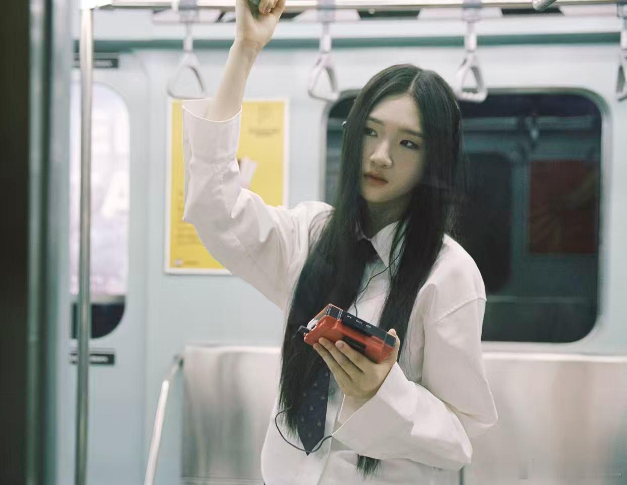 卢庚戌女儿出道作高级感卢庚戌的音乐DNA出现了好听的变异 十七岁的Luna太让人