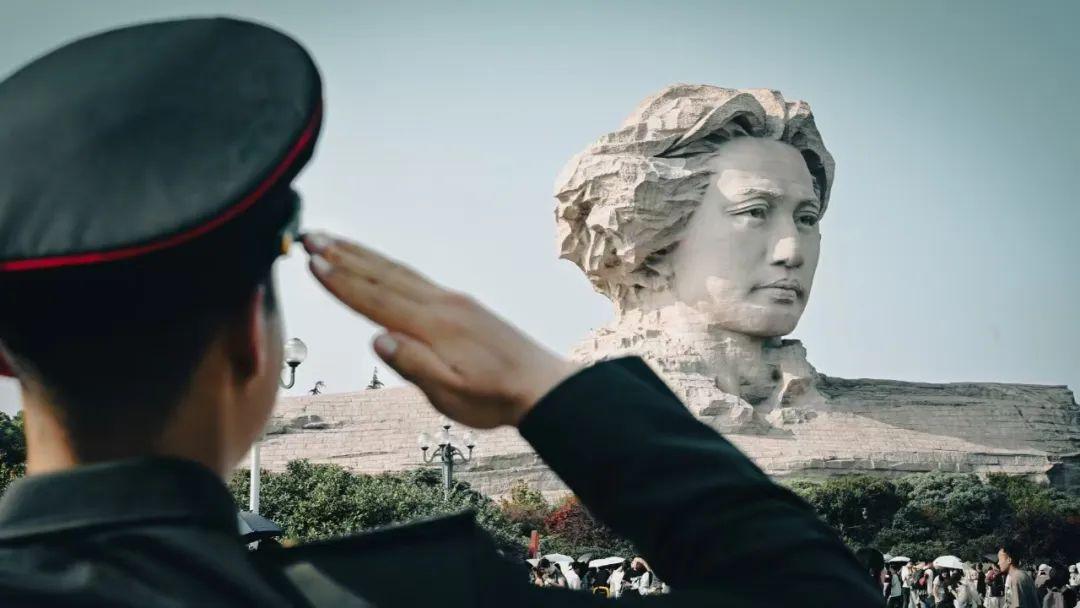 有人提议在全国范围内拆除毛主席塑像，是谁提议的，名字可以公开吗？谁敢拆除毛主席塑