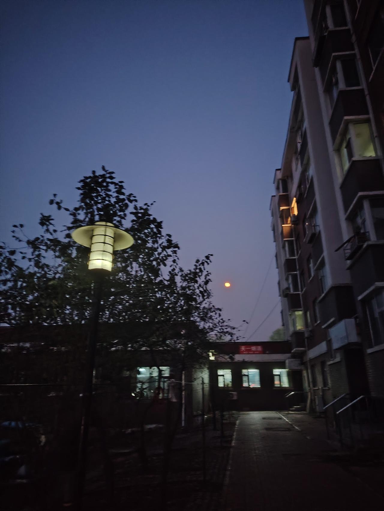 ​
保险：是“风险转移”，花少量保费换“大额保障”，平时用不上，一旦发生极端情况