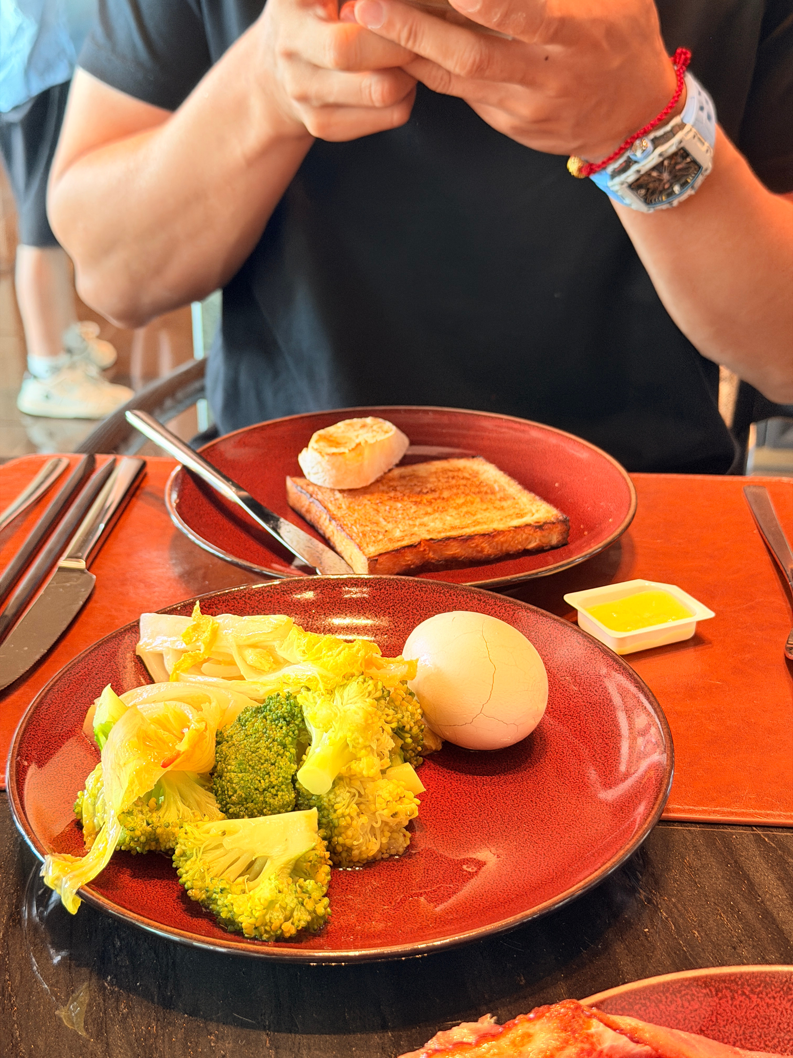 图1老胡吃的！图2我吃的！老胡说：你这么吃，会瘦才怪锅贴我可忍不住…碳水我可忍不