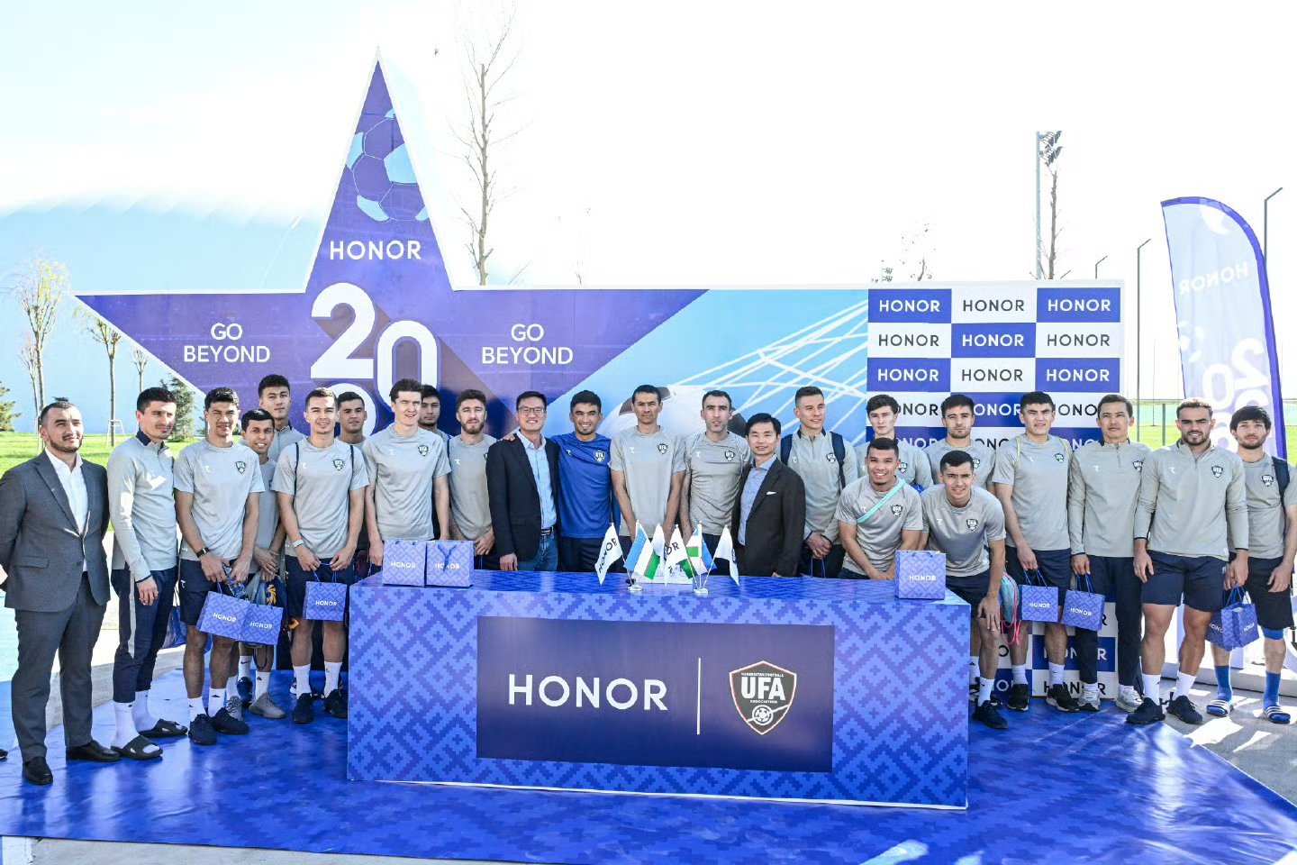 今年的美加墨世界杯，荣耀签约了乌兹别克斯坦国家足球队，代表亚洲出征据悉，今年作为