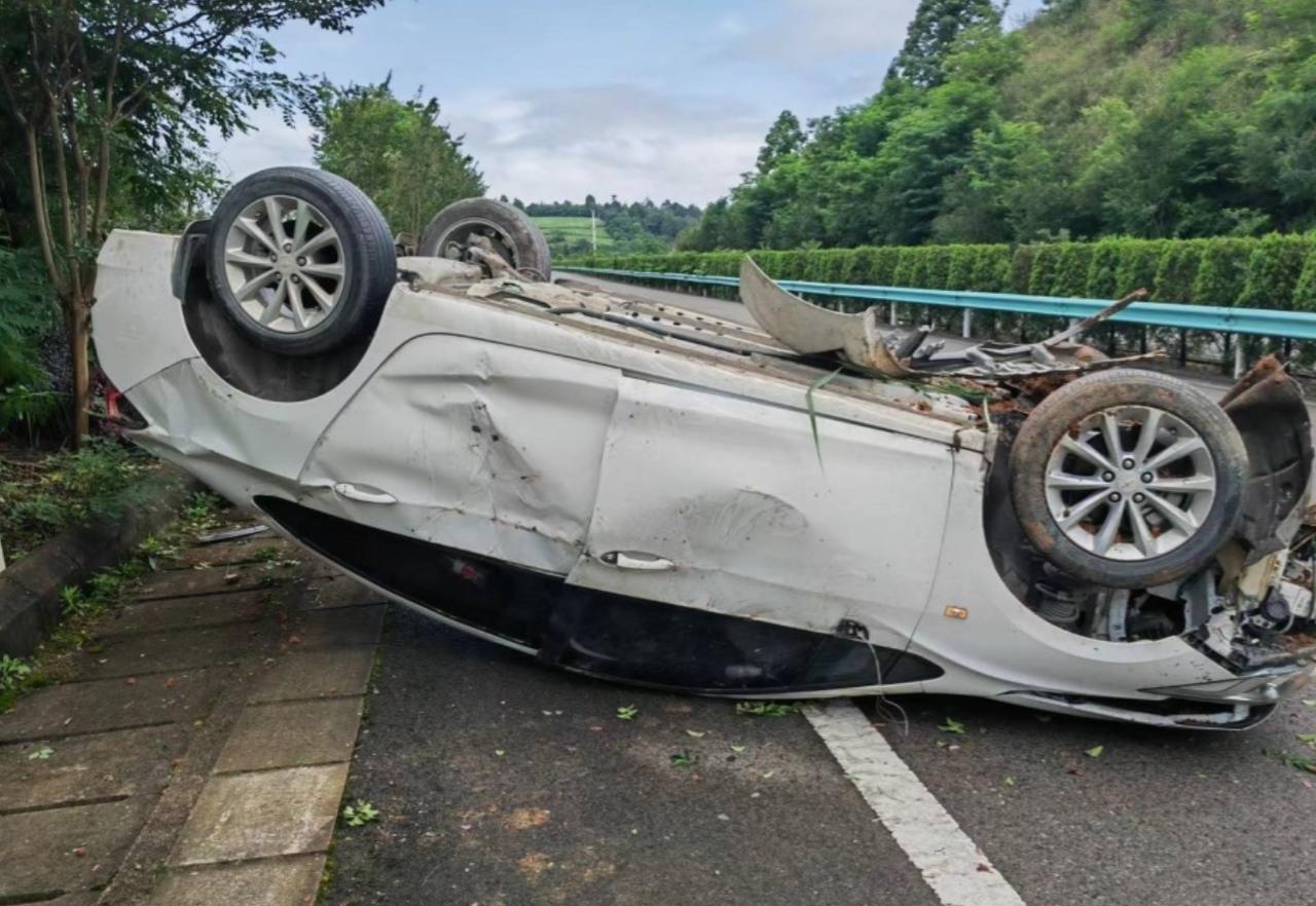 四川泸州，男子在医院门口遇到曾在煤矿一起奋斗过的工友，工友父亲身患重病，家人决定