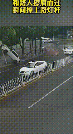 咱就说这白色小车，过路口咋还走神呢！方向一偏差点撞上路人，慌乱中竟还加大了油门冲