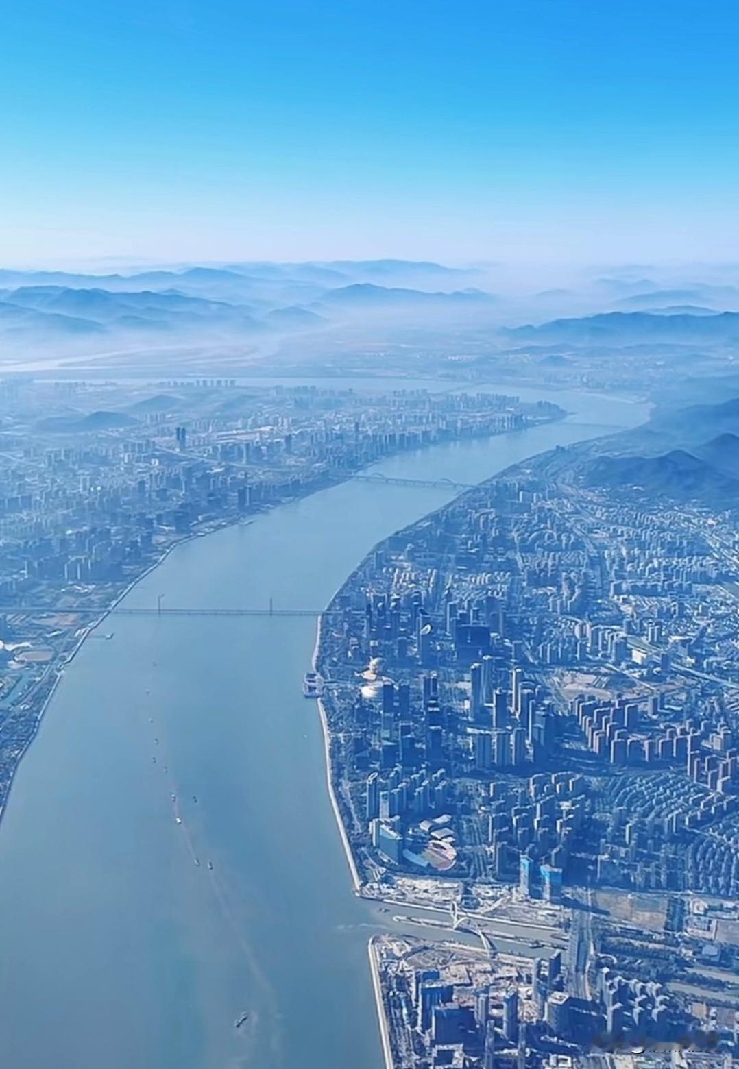 若杭州能矗立起几栋400米以上的高层地标建筑，引入几个大区机构，再兴办几所211