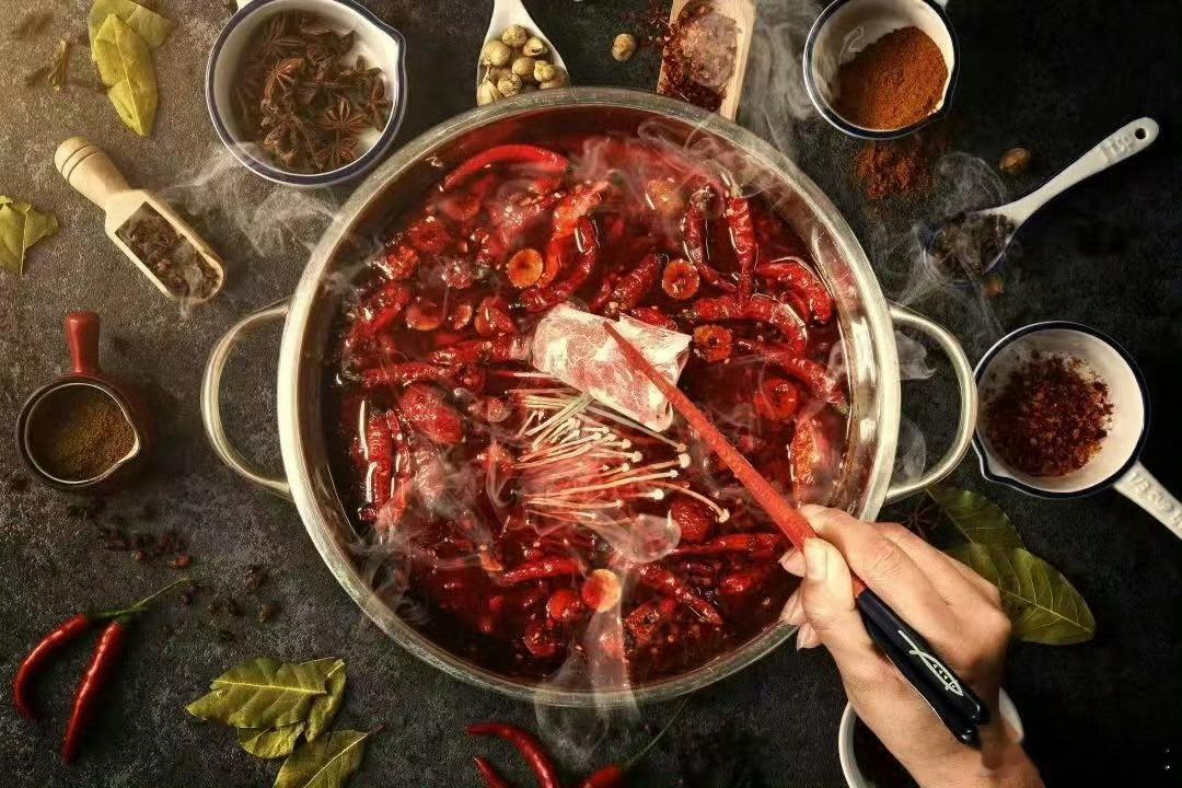 成都人的情绪价值从一顿火锅开始在成都，没有什么是一顿火锅解决不了的，如果有，就两