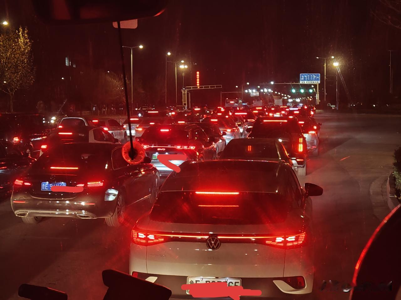 周五南一路的晚高峰，遥看绿灯车流却纹丝不动，一个路口至少得等两个红绿灯。