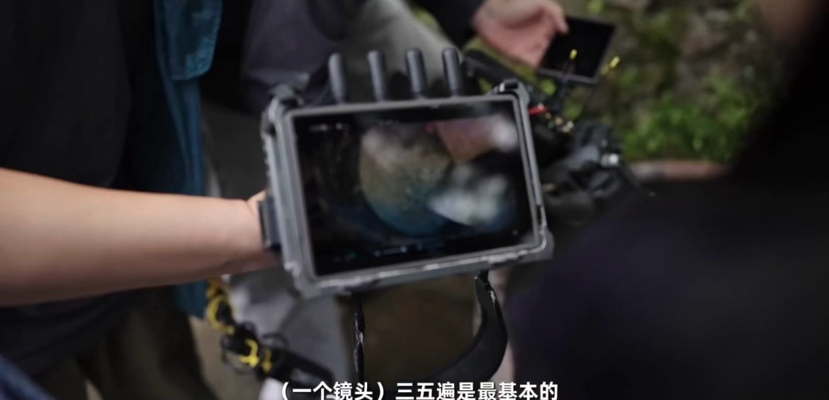 短视频赛道全员开启加速模式，更新频次卷到飞起，抖音却包容了这种 “慢工选手”。别
