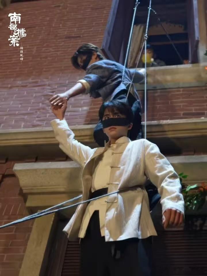 丁禹兮张新成蒙面双侠丁禹兮张新成复刻海超人 分享片场欢乐瞬间，化身蒙面双侠，和海