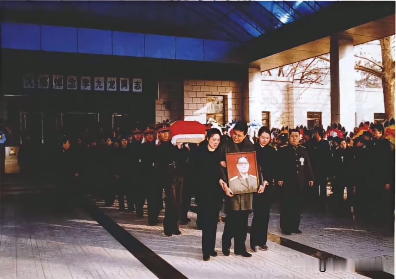 2003年11月29日，李九龙将军的遗体送别仪式庄重举行。场馆上方，“沉痛悼念李