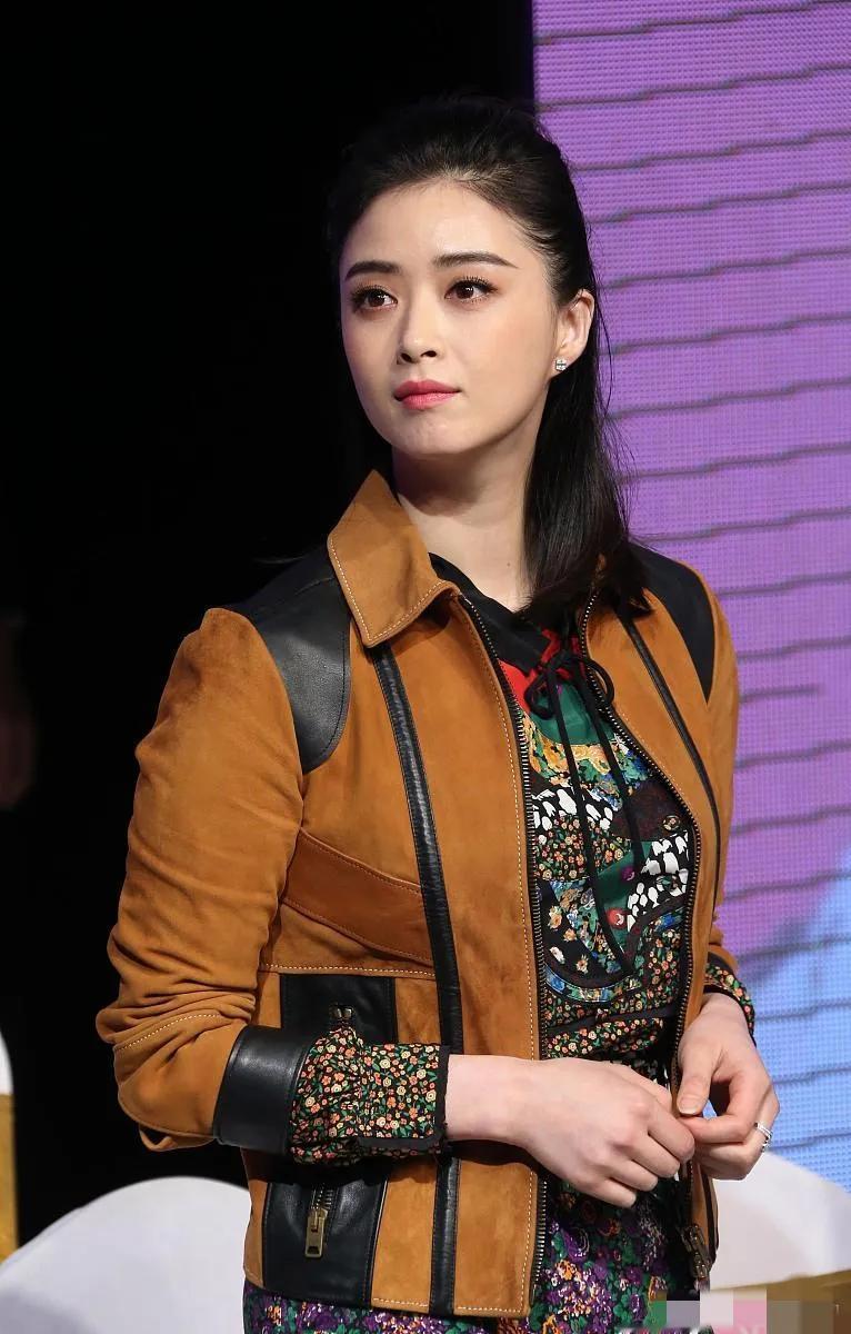 邻家有女初长成，气拔山兮气盖世！说的不就是蒋欣！可爱的巴掌小脸蛋，配上高大威猛的