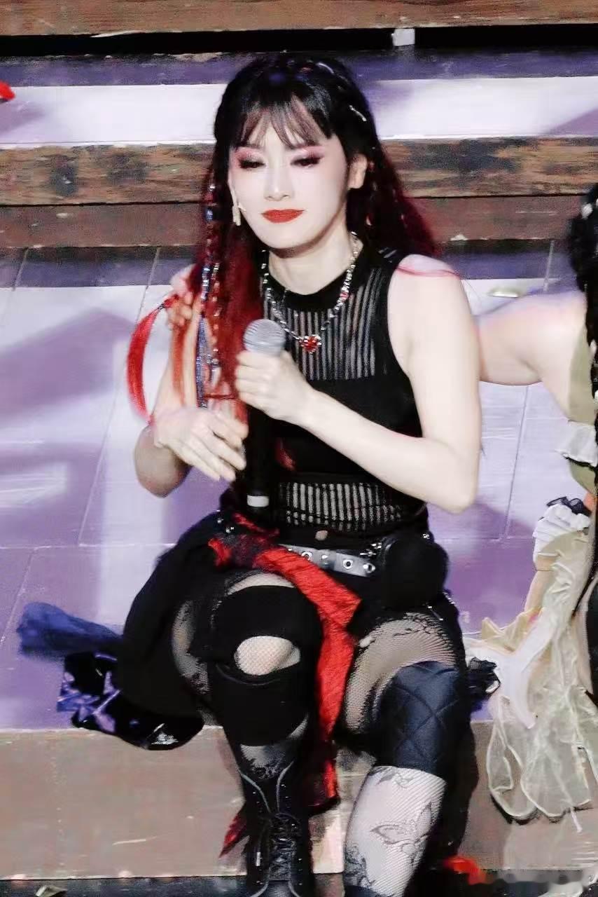 徐丽东去歌手 碾压级别歌手2026徐丽东唱功真的无可挑剔，高音松弛有度极具质感，