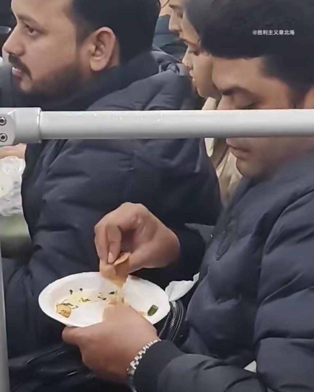 车厢里满是手抓饭的场景确实容易让人不适，但一棍子打给国别就太片面了！个人素养从来