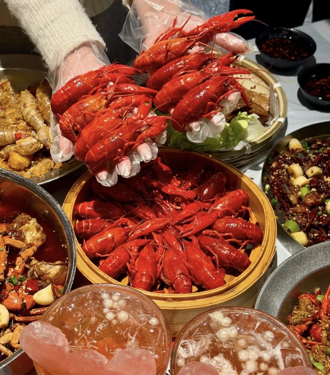 "🌿打工人日常，下班简单吃顿小龙虾 结束工作日，简单吃一顿虾放松一下...