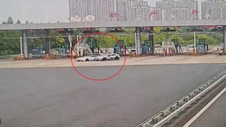 胆大妄为！扬州一车主变造车牌还强行闯卡逃逸
 
变造套用车牌躲避监控，让无辜车主