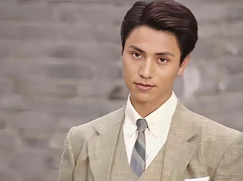 我见过陈坤本人，非常出众，五官特别立体，个子也不像电视上矮，比电视上好看很多。