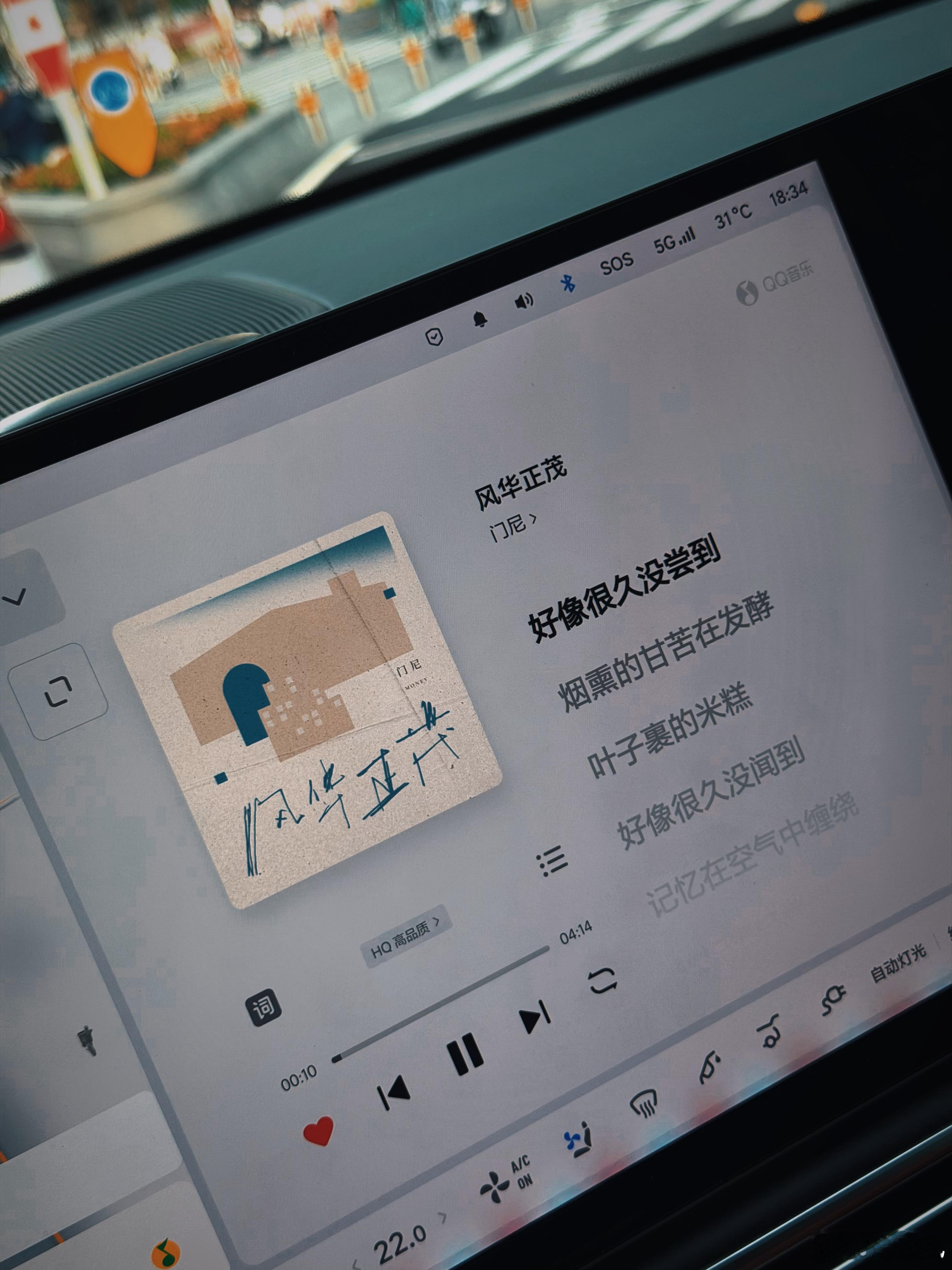 继华晨宇后，又发现一个宝藏歌手门尼，最近疯狂听《i人》《风华正茂》，推荐给各位粉