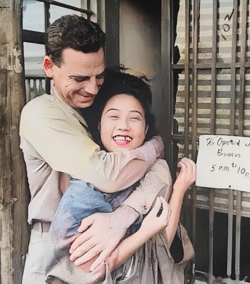 1945年，日本东京，一个漂亮的日本女人，正在跟一名美国大兵打情骂俏，那时日本刚