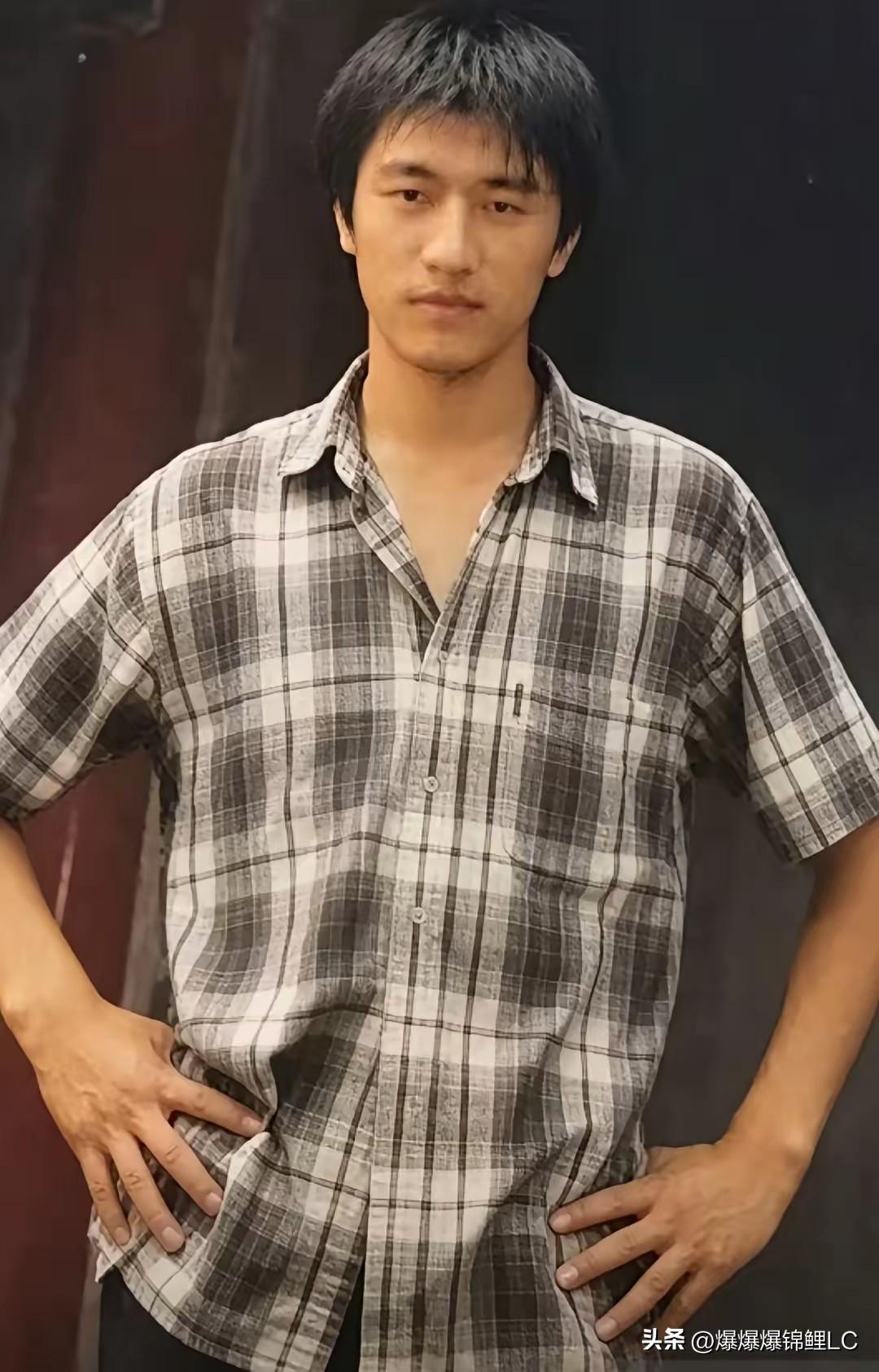 刷到张雪峰大学时的老照片，属实惊着我了。

这哪是现在那个在直播间里急赤白脸、苦