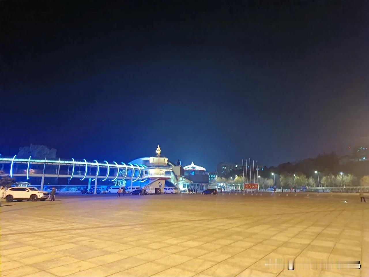 旅游旺季过去了挺不错的。乱哄哄一个夏天终于结束了。城市回到清静状态。老虎滩周边1