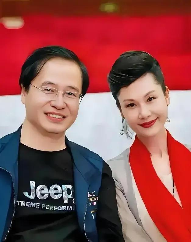 上天给了她那么好的容颜，还给了她一副金嗓子，真的令人羡慕。她的丈夫和她很般配，一