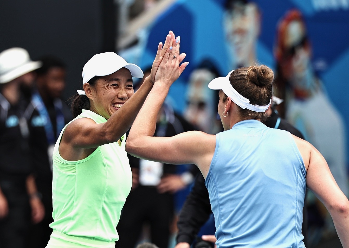 #张帅冲击第三座大满贯女双冠军#澳网迎来女单女双决赛日，张帅将向个人第三座大满贯