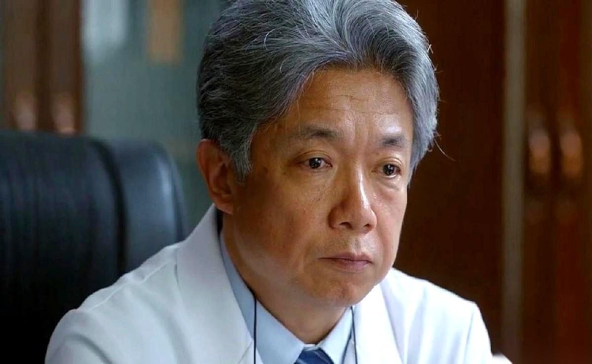 职场里最吓人的，从来不是把“老子要上位”写在脸上的刺头。
而是那种永远笑眯眯、说