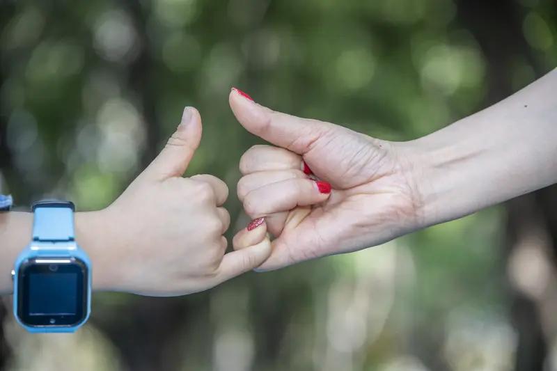 人与人之间学会彼此信任，得从多方面入手。在亲密关系里，信任是根基，就像大树的根系