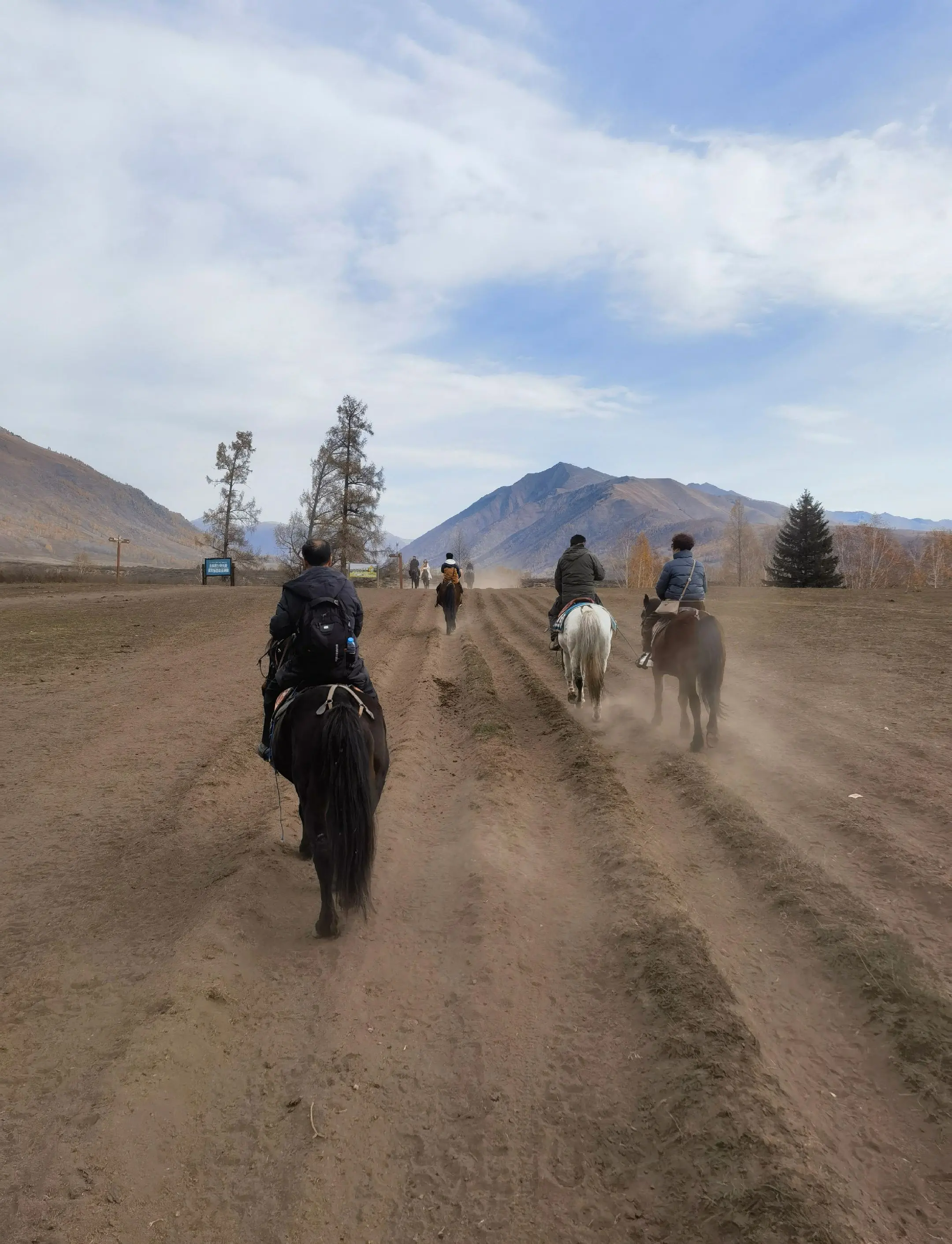 一次难忘的新疆行 我评论了 的作品: 去年俺也在布尔津县禾木骑马！