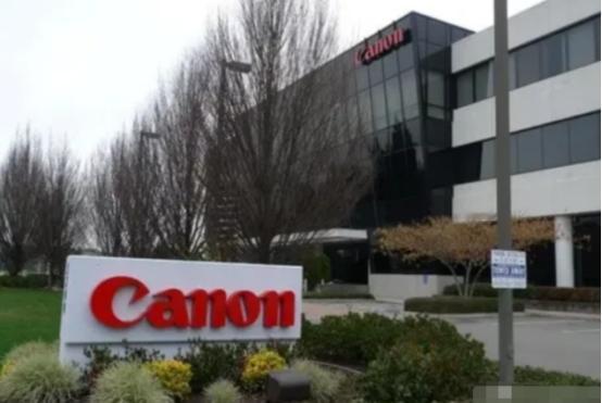 三星、东芝走了，把生产线搬去了越南。阿迪耐克也走了，将工厂搬到了越南，现在就连佳