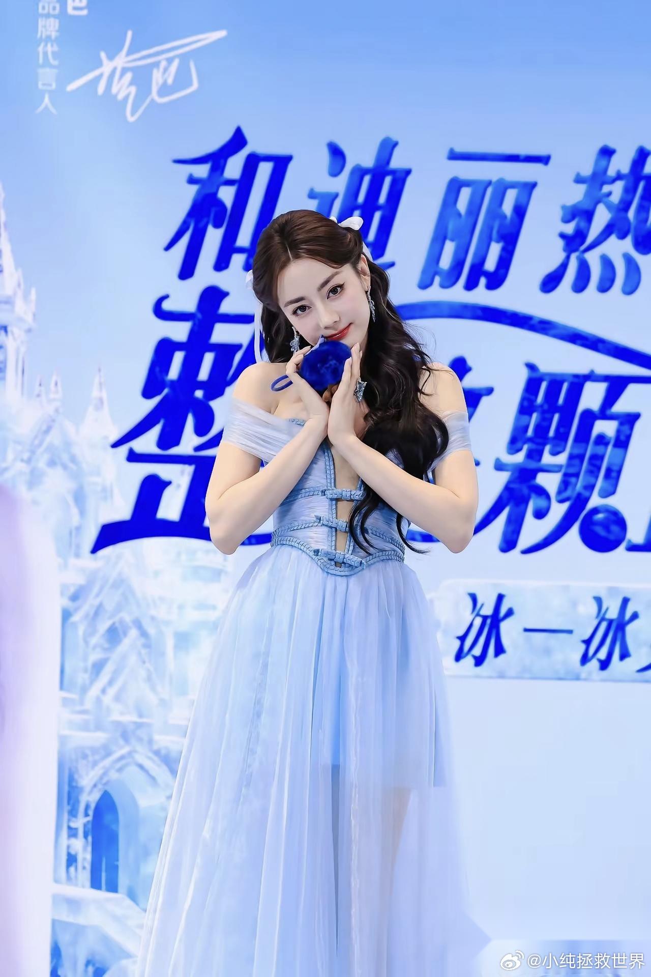 说句容易招骂的话， 迪丽热巴这礼服要么不穿，穿咱就大大方方露出来，一天到晚的捂不