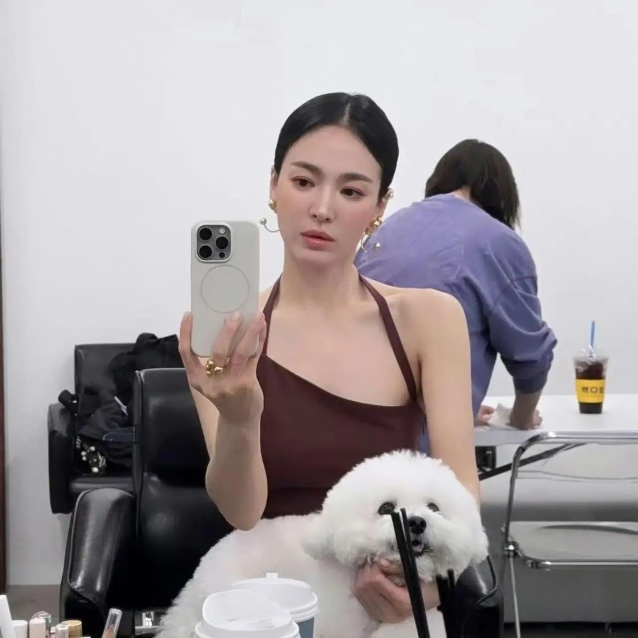 韩国能和高圆圆美貌相提并论的应该只有这位了吧！
年龄差不多，这位感觉更年轻，应该