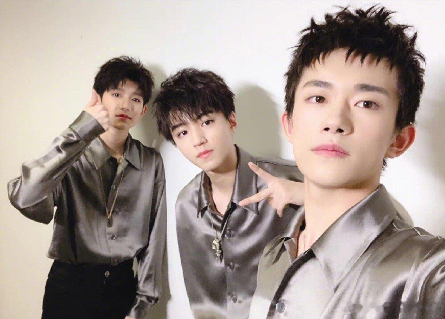 TFBOYS[超话] 明天晚上回到家拿起手机打开群聊千玺：嘛呢嘛呢～源儿：哎哎我