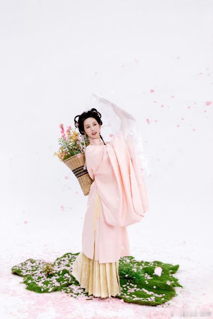 谁懂啊！陈都灵这组写真完全是种田文女主既视感，粉色衣服拿着锄头，迎着春光去采花，