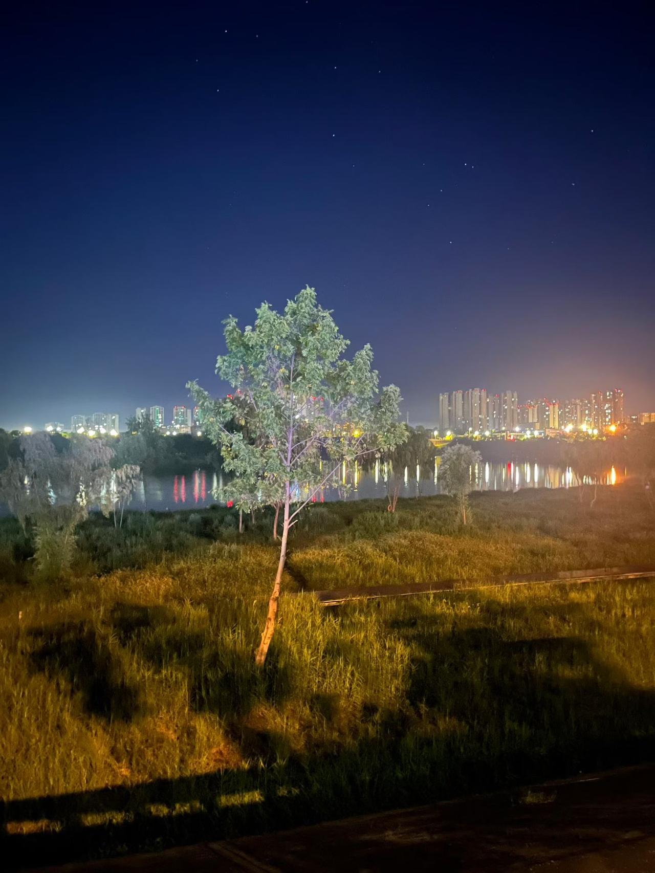 夜晚河边散步，城市灯火辉煌。分享随手拍下的蓝天白云 以前穷，为什么大家还怀念以前