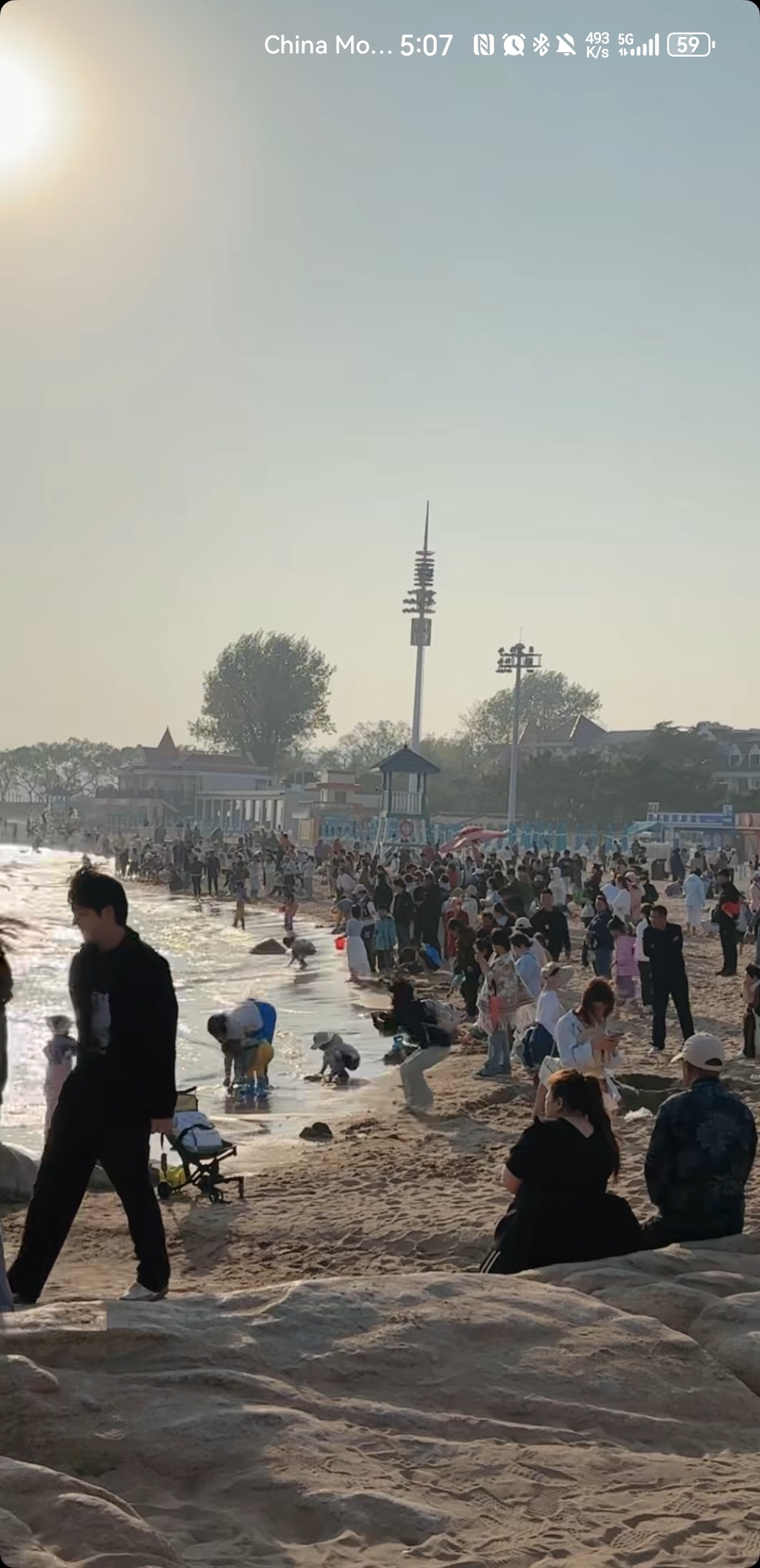 车若初见 今天真不是五一吗...人山人海的