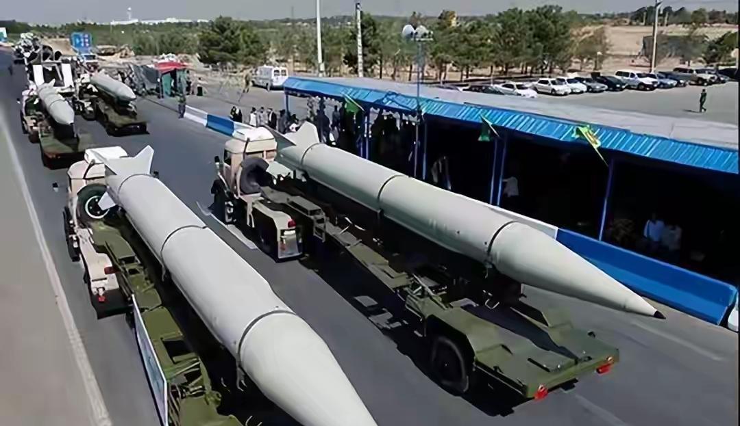 两千导弹进入阵地，美国踏出危险三步：伊朗将半小时灭掉美军基地