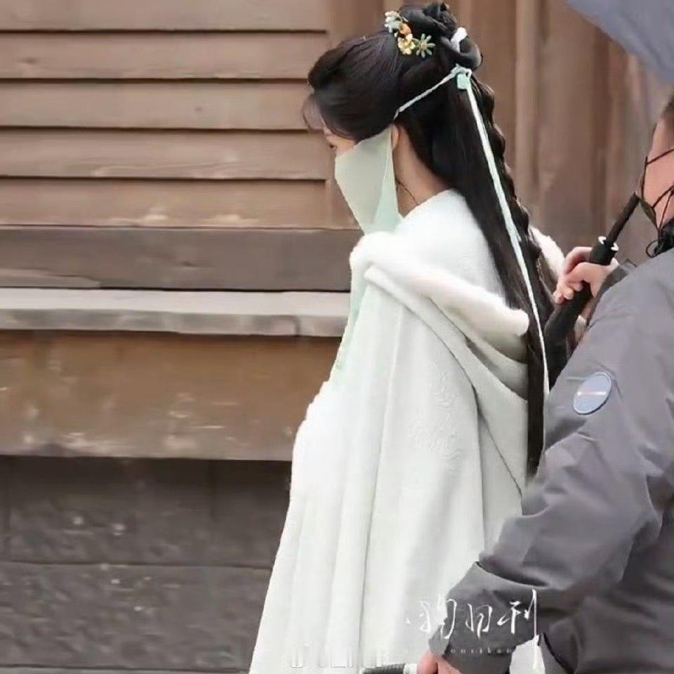 卢昱晓何不同舟渡路透前天还是小乞丐今天变成蒙面舞女啦百变噜噜 