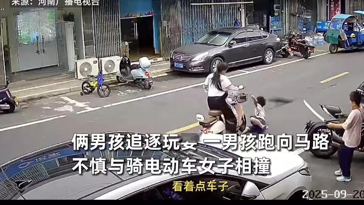 这个父亲火了！江苏苏州，小男孩“鬼探头”被女子骑电动车撞伤，女子主动提出赔偿10