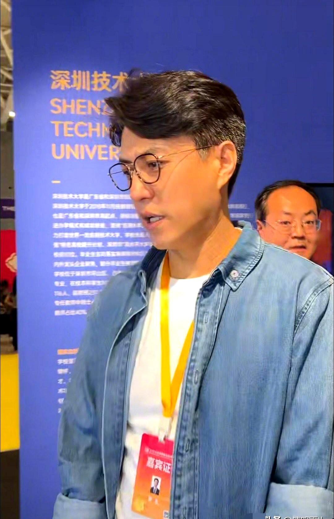 靳东最近又靠一张嘴火上热搜了！

采访中被问到"给年轻人什么建议"时，这位叔圈顶