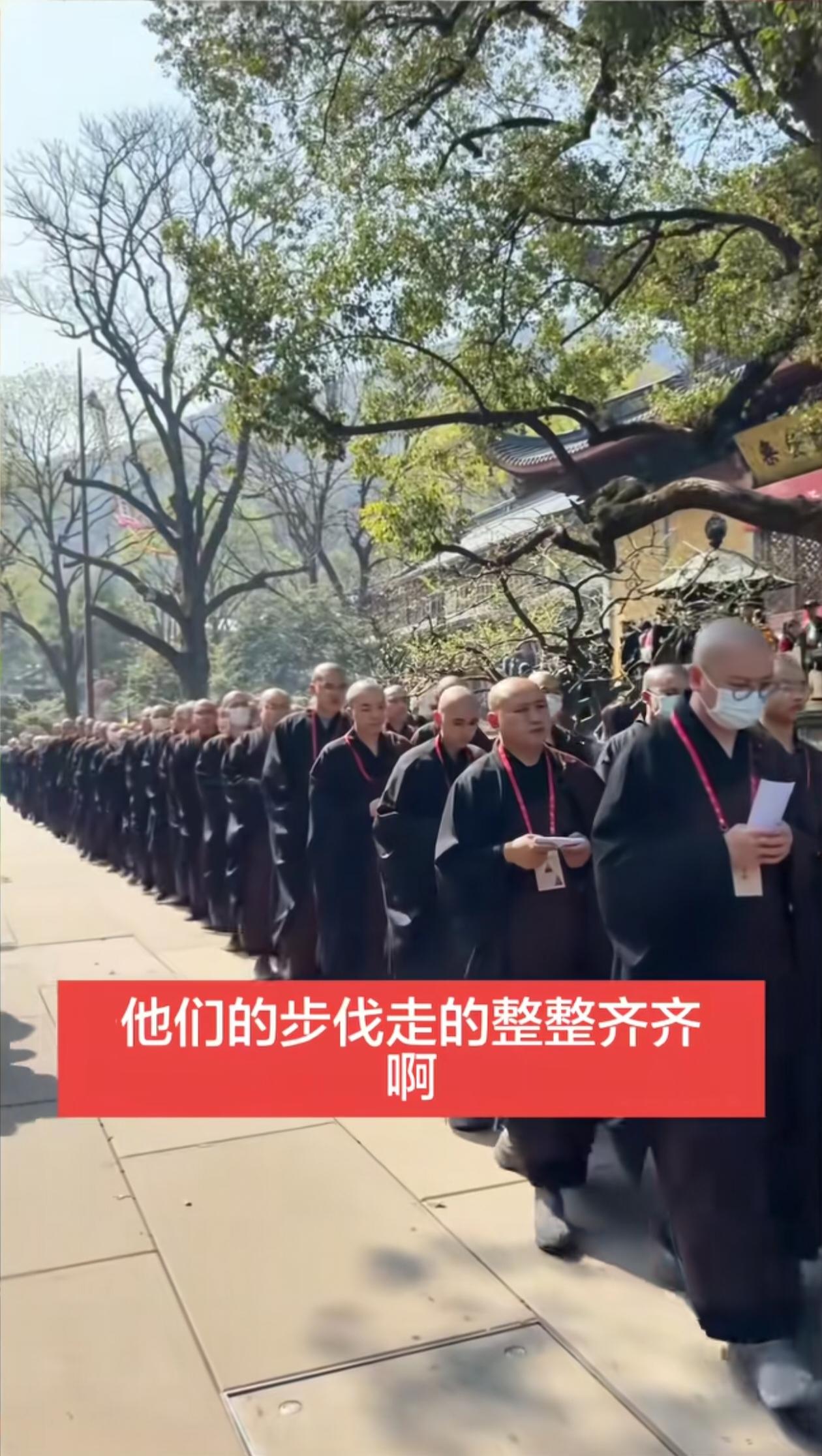 看到庙内庙外这么庞大的和尚队伍实在是令人震惊，咋就这么多人愿意出家呢？这么多人，