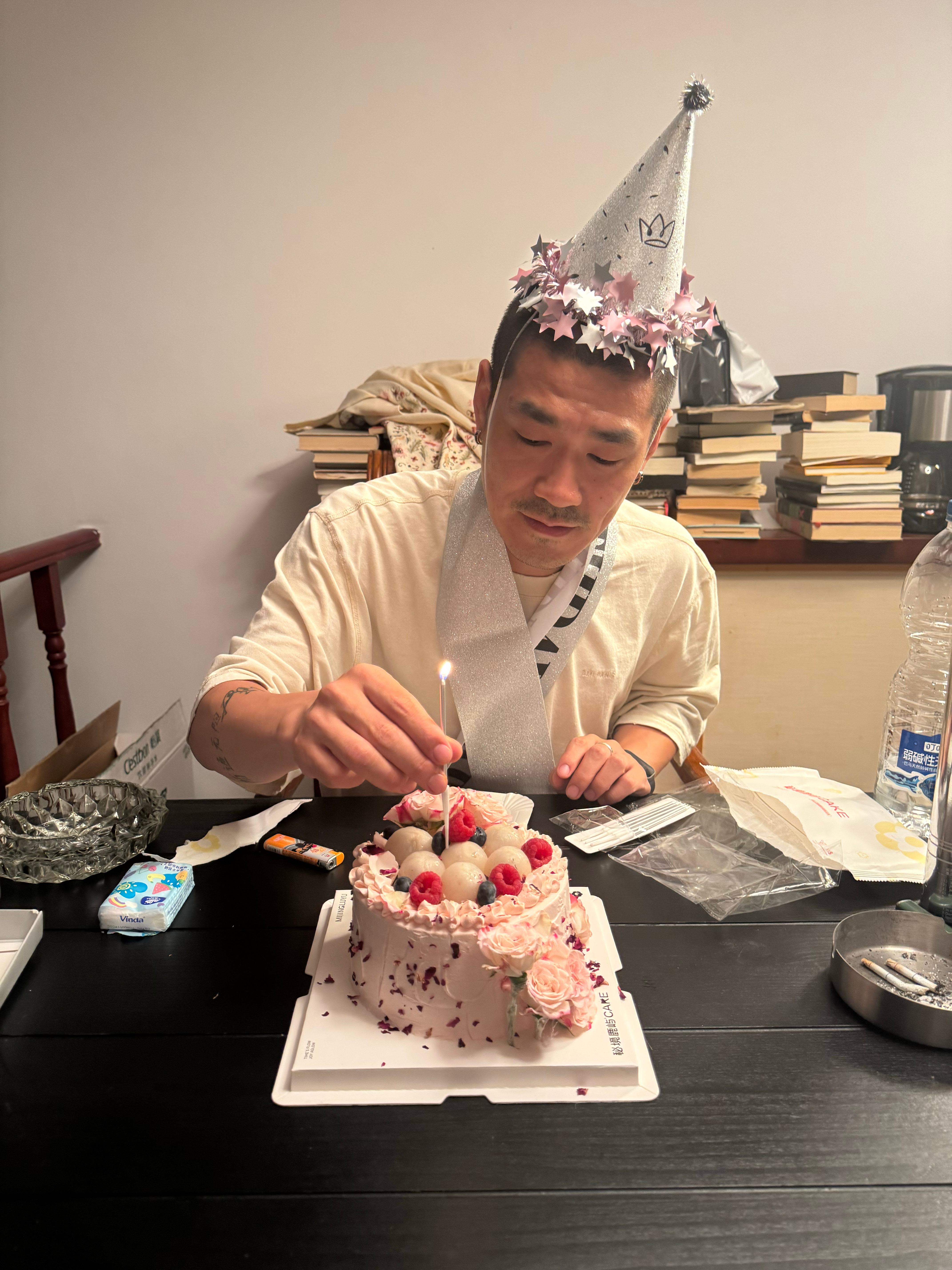 东西还都没收拾好，朋友就迫不及待来给我庆祝乔迁了，刚插上蜡，听见楼上有猫叫，结果