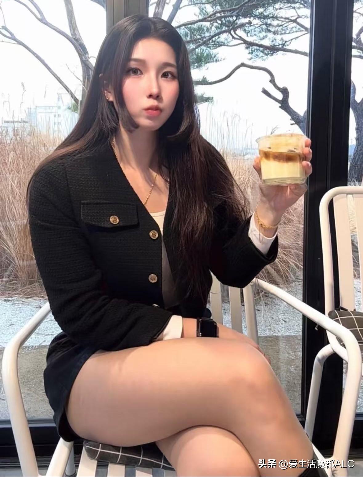 搞笑段子｜我现在是真的不敢和女人聊天了…
因为跟她们聊着聊着
她们肚子就饿了
衣