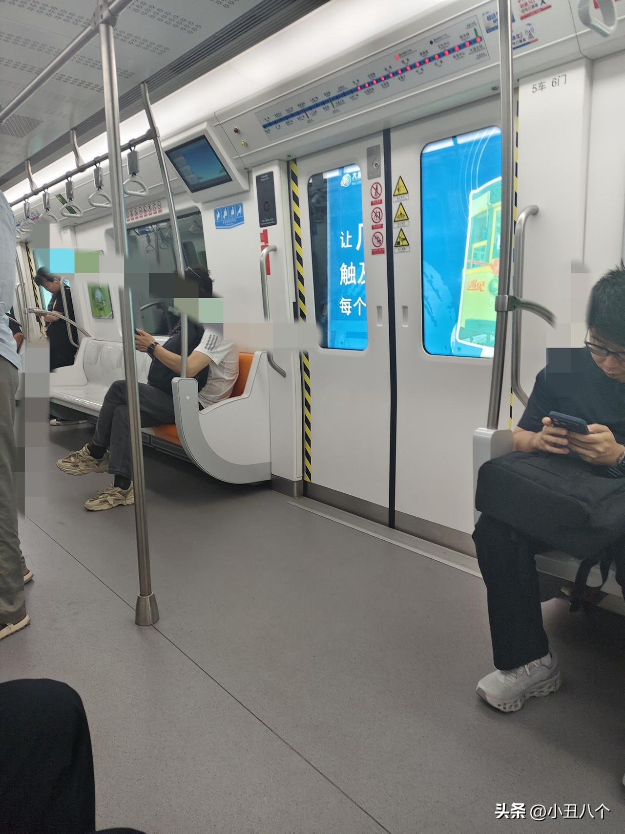 今天大连免费地铁你坐了了我坐了，正好是反方向往大连北站方向还可以人不多，好像还有