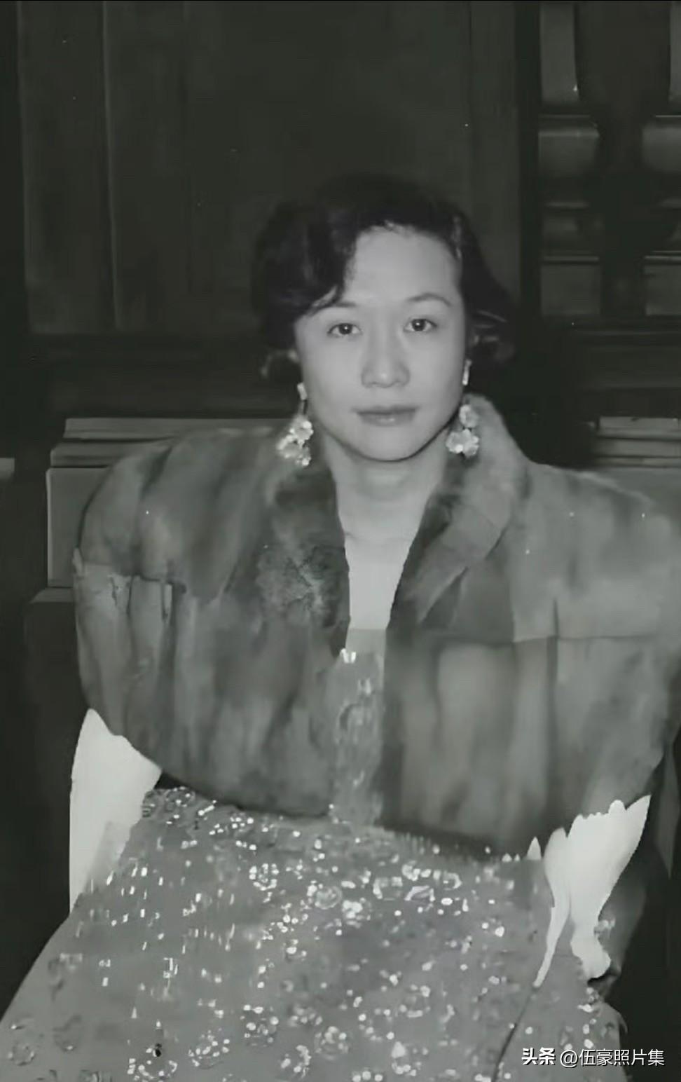 1957年，杜致礼陪同丈夫杨振宁参加诺贝尔奖颁奖典礼期间的单人照，雍容华贵，气质